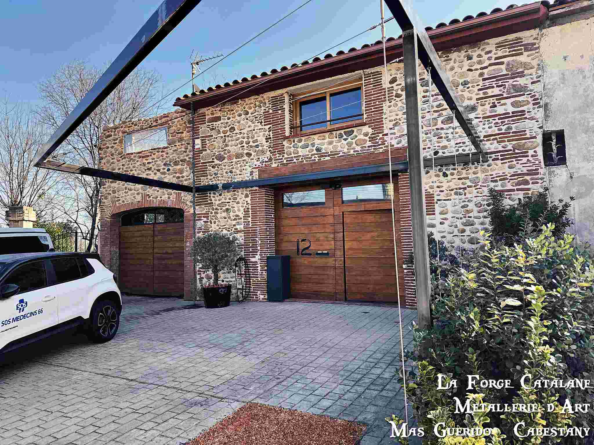 carport en fer suspendu forge catalane 2.jpg
